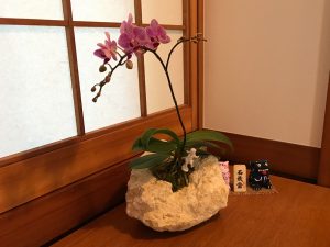 特殊加工の琉球石化岩と胡蝶蘭がアロマの香り　作品番号GF‐003