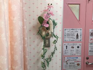 琉球石灰岩特殊加工の壁掛けと胡蝶蘭造花　作品番号ME-001