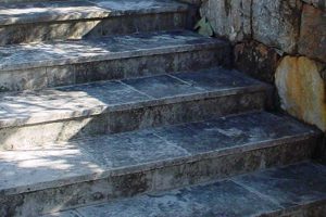 階段の劣化した琉球石灰岩を復元特殊コーティング