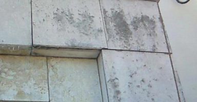 外壁の琉球石灰岩に付着したカビ除去