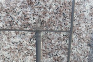 御影石のお墓をコーキング保護