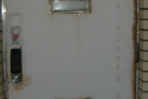 ステンレスドア錆除去と防錆コーティング